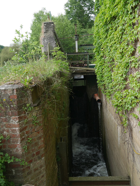 Seitlicher Wasserdurchlass der Dampf-Phosphor-Mahl-Mühle in Weinbach-Fürfurt (2017)