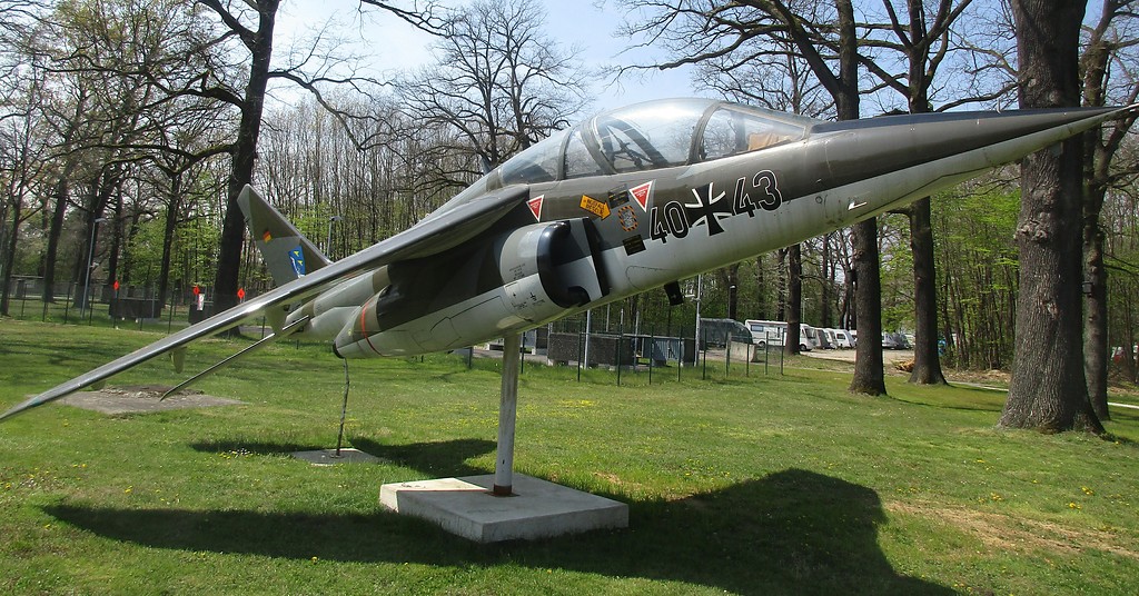 Kampfflugzeug Dassault-Breguet-Dornier "alpha jet", aufgestellt in der Luftwaffenkaserne Wahn in Köln-Wahnheide (2019).