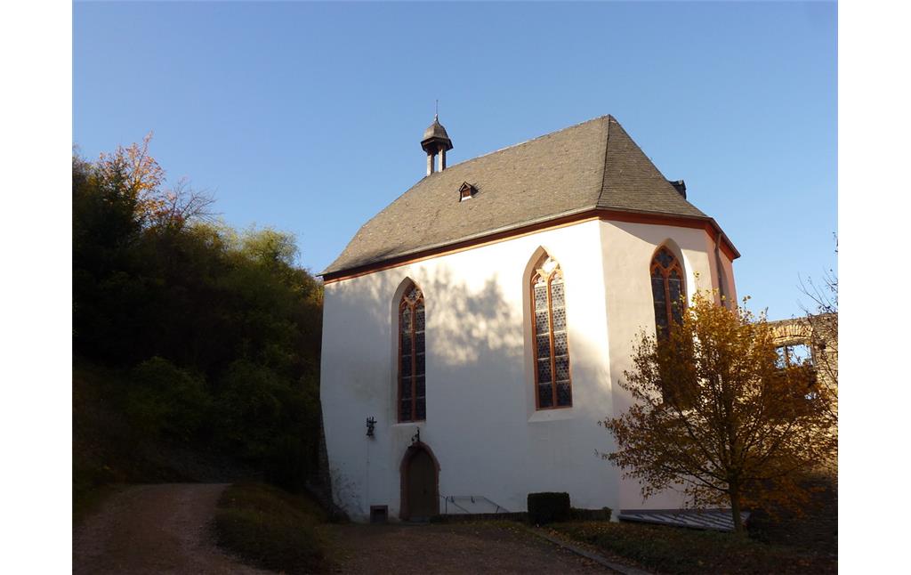 Michaelskapelle in Oberwesel (2016): Die Michaelskapelle schließt sich 8 Meter westlich an die Liebfrauenkirche an. Als Verbindungsstück dienen heute die Überreste des Konventssaals.
