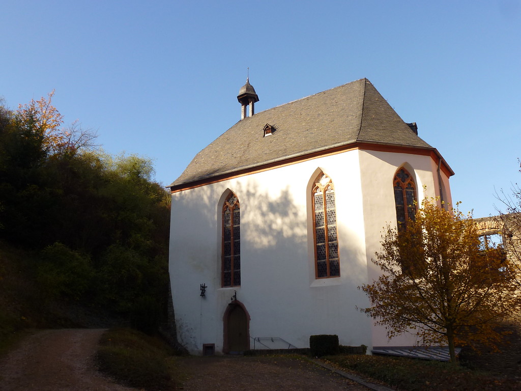 Michaelskapelle in Oberwesel (2016): Die Michaelskapelle schließt sich 8 Meter westlich an die Liebfrauenkirche an. Als Verbindungsstück dienen heute die Überreste des Konventssaals.