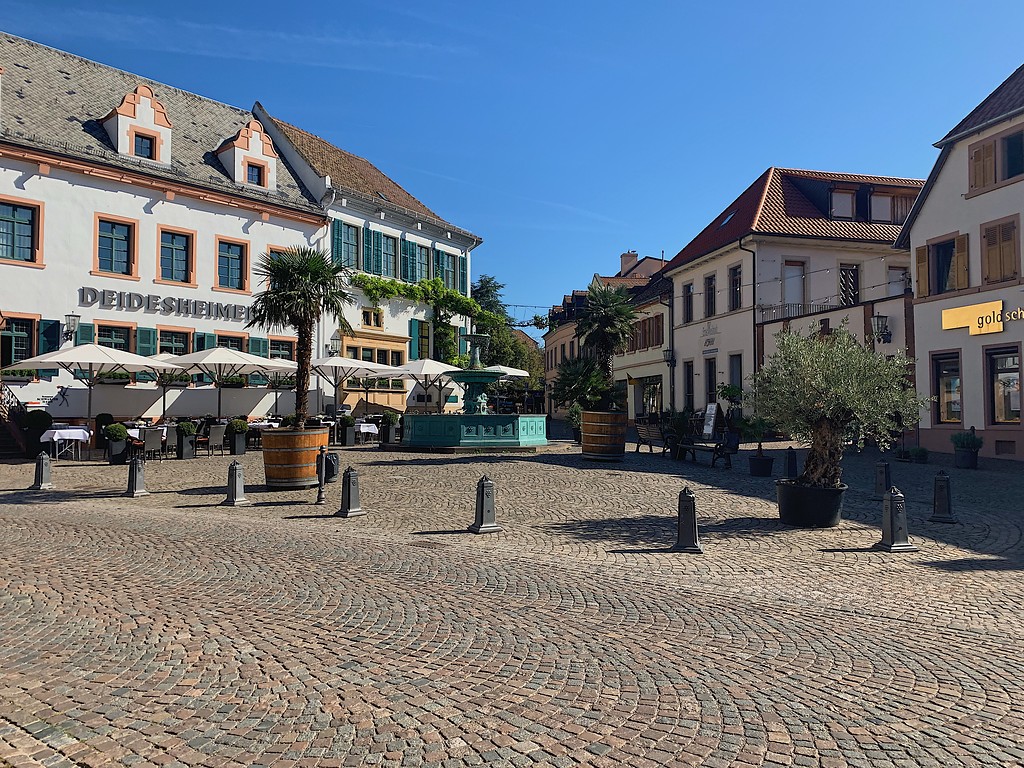 Der Marktplatz von Deidesheim, von der Weinstraße aus (2019)