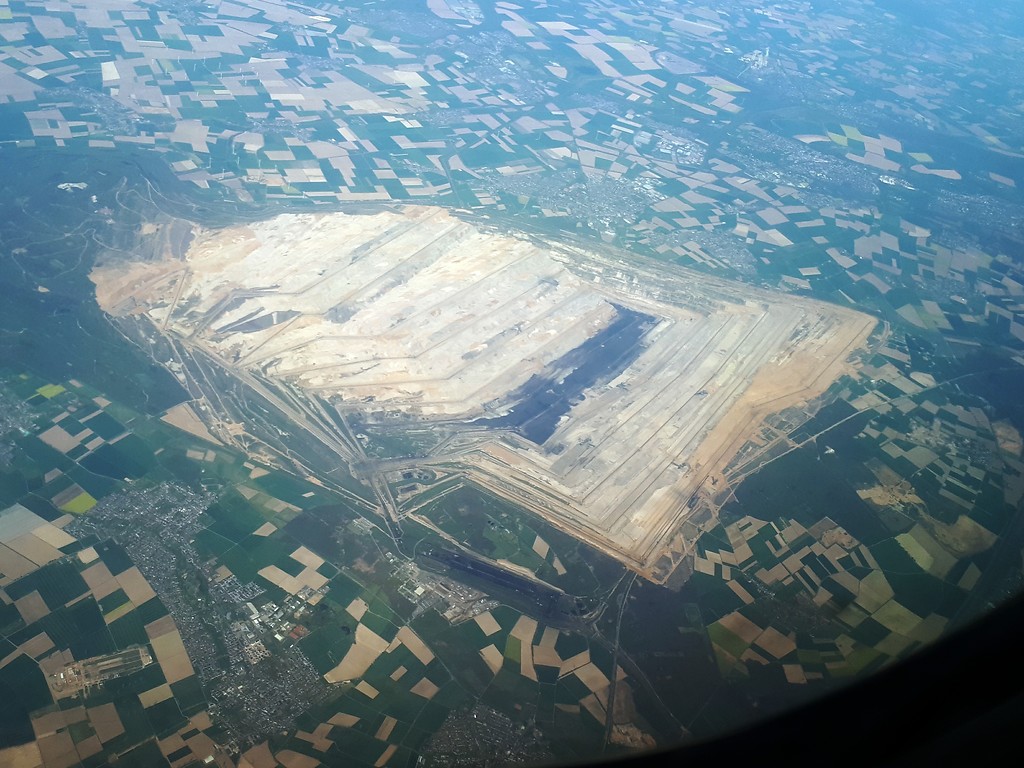 Blick aus dem Flugzeug auf den Tagebau Hambach zwischen Jülich, Bergheim, Kerpen und Düren im Rheinischen Braunkohlerevier (2019). Links im Bild die Abraumhalde Sophienhöhe.