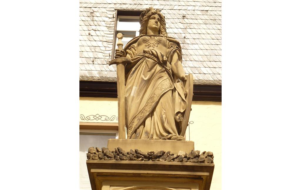 Kriegerdenkmal Oberwesel (2016): Die Germania selbst ist mit einem wallenden, bis auf die Füße fallenden Gewand dargestellt.