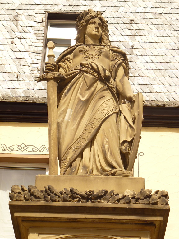 Kriegerdenkmal Oberwesel (2016): Die Germania selbst ist mit einem wallenden, bis auf die Füße fallenden Gewand dargestellt.