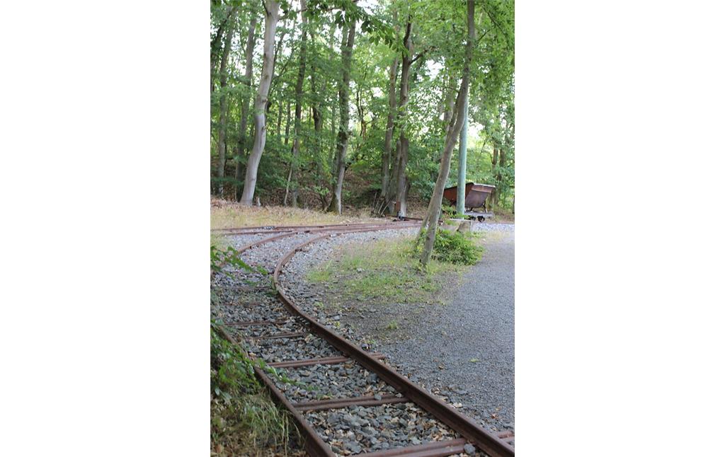 Rekonstruiertes Schienennetz einer Grubenbahn im Kottenheimer Winfeld (2020)