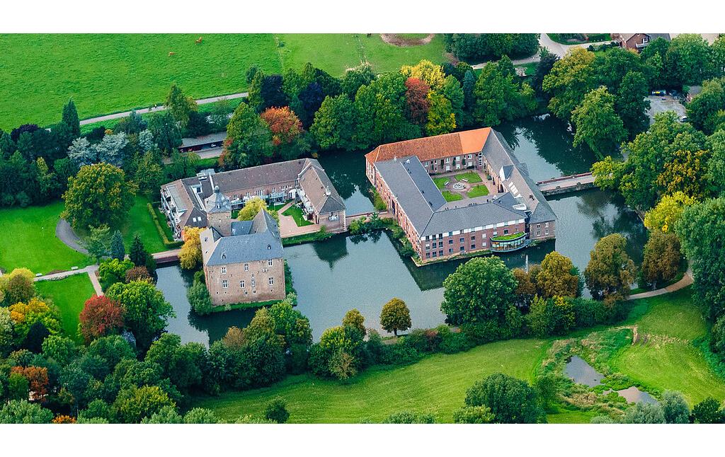 Burg Trips bei Geilenkirchen (2015), Luftaufnahme des heutigen Wasserschlosses von Südosten.