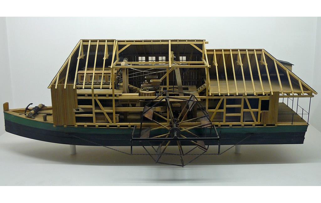 Modell einer Schiffsmühle, wie sie um 1819 auf dem Rhein bei Mainz in Verwendung war (Deutsches Museum München, 2012).