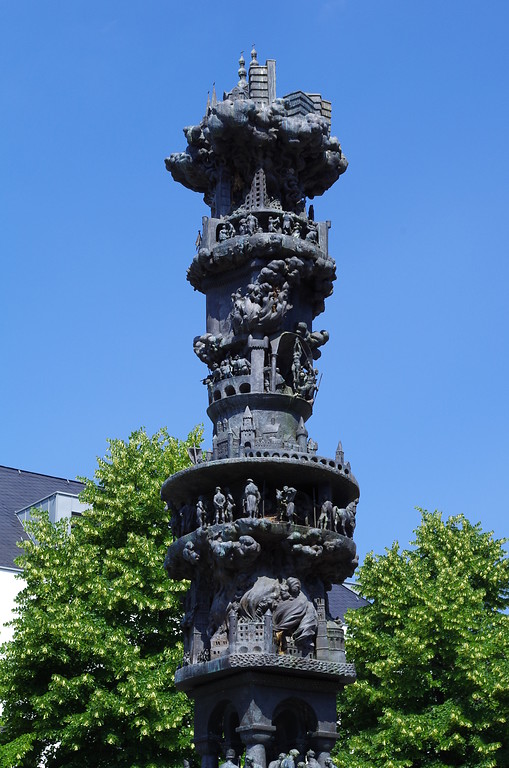 Detailansicht der Historiensäule auf dem Görresplatz in der Koblenzer Altstadt (2014)