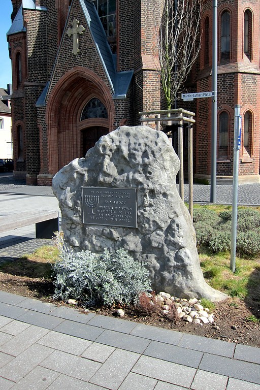 Gedenkstein vor der Eschweiler Dreikönigskirche, der an die 1938 zerstörte Synagoge in der Moltkestraße erinnert (2014).