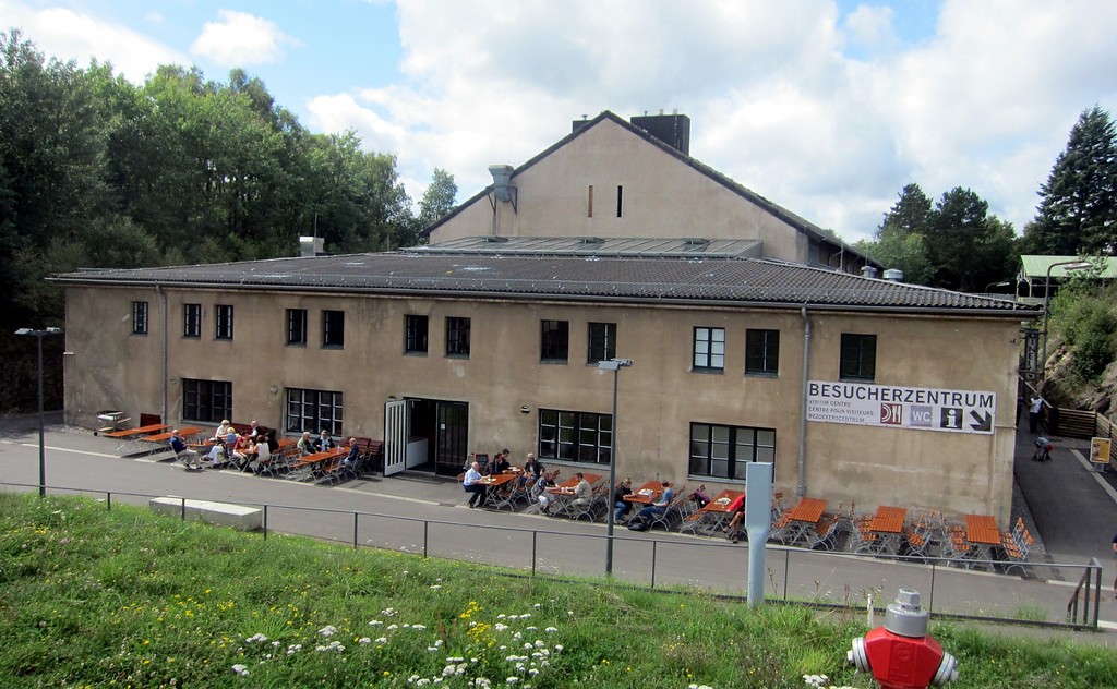Das Besucherzentrum im ehemaligen belgischen Truppenkino der so genannten "Ordensburg" Vogelsang, einem früheren NS-Schulungsheim bei Schleiden-Gemünd (2015).