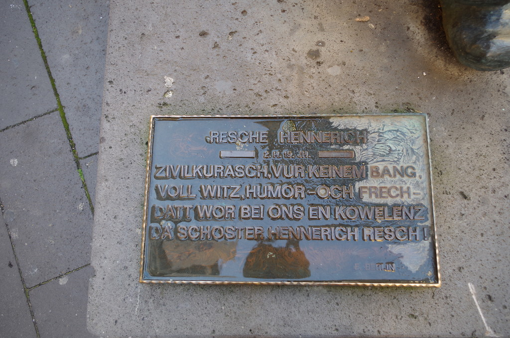 Inschriftentafel bei der Bronzefigur "Der Resche Hennerich" aus der Serie der Koblenzer Originale auf dem Münzplatz in der Koblenzer Altstadt (2014)