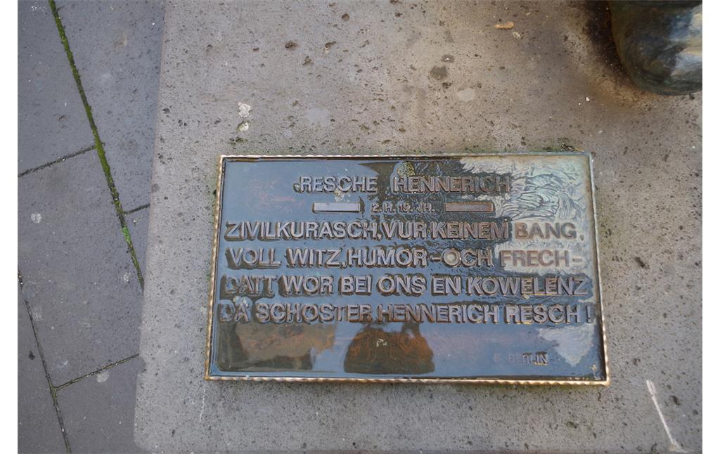 Inschriftentafel bei der Bronzefigur "Der Resche Hennerich" aus der Serie der Koblenzer Originale auf dem Münzplatz in der Koblenzer Altstadt (2014)