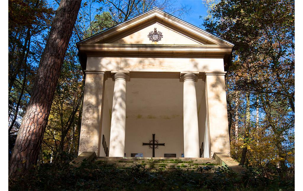 Das Mausoleum der Familie Gienanth im Landschaftspark Friedrich von Gienanth in Eisenberg (2001).