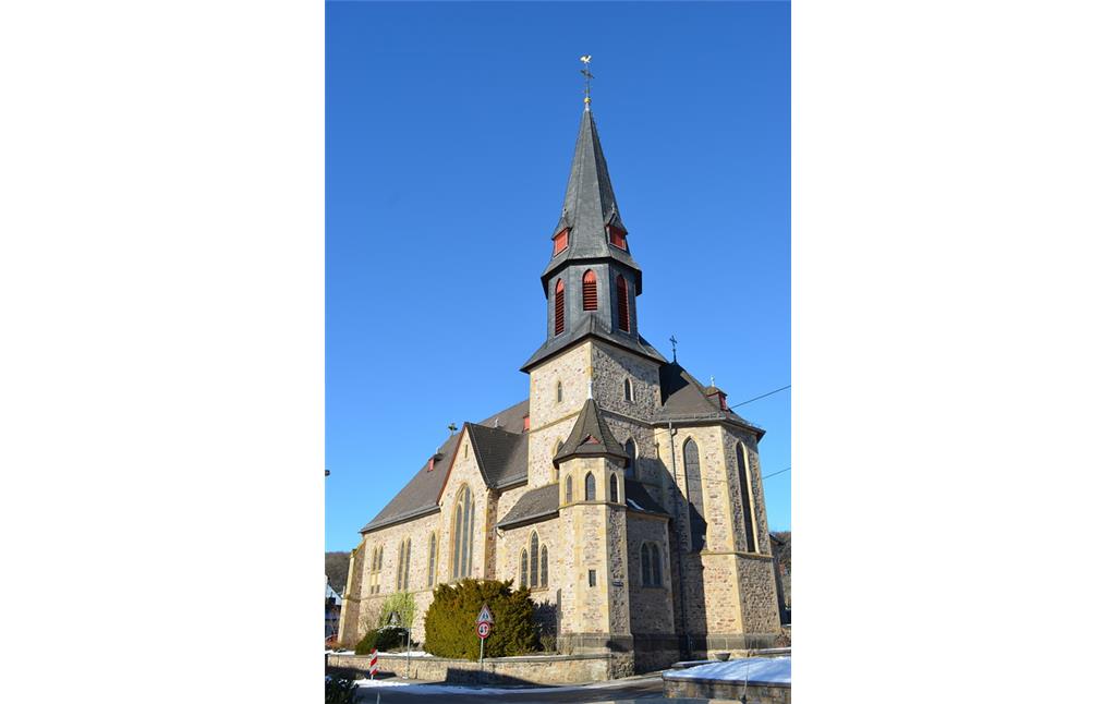 Seitenansicht der katholischen St. Joseph-Kirche Seibersbach, Blickrichtung Nordwesten von der Hauptstraße aus gesehen (2017)