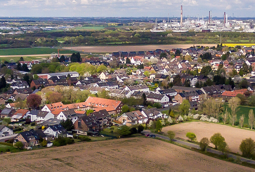 Luftaufnahme des Kölner Stadtteils Roggendorf/Thenhoven von Süden (2016), vorne links im Bild der Thieveshof und in der Bildmitte die Wohnsiedlung für Sinti im Fortuinweg, die sogenannte "Zigeunersiedlung".