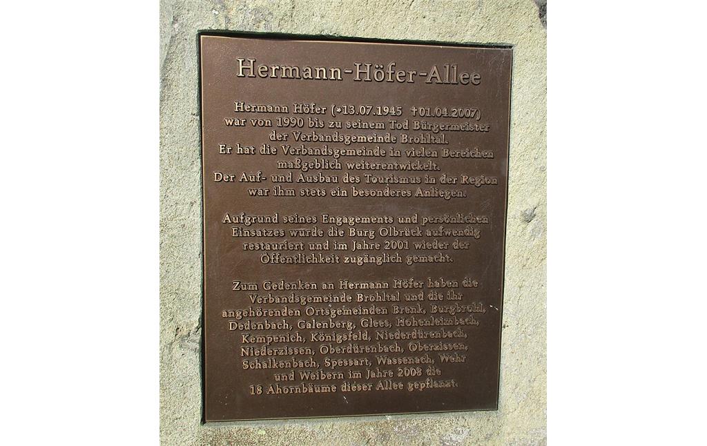 Inschriftentafel am Gedenkstein für Hermann Höfer (1945-2007), zu dessen Ehren 2008 die "Hermann-Höfer-Allee" unterhalb der Burgruine Olbrück angelegt und benannt wurde (2020).