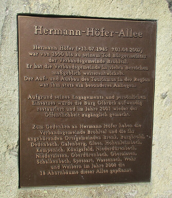 Inschriftentafel am Gedenkstein für Hermann Höfer (1945-2007), zu dessen Ehren 2008 die "Hermann-Höfer-Allee" unterhalb der Burgruine Olbrück angelegt und benannt wurde (2020).