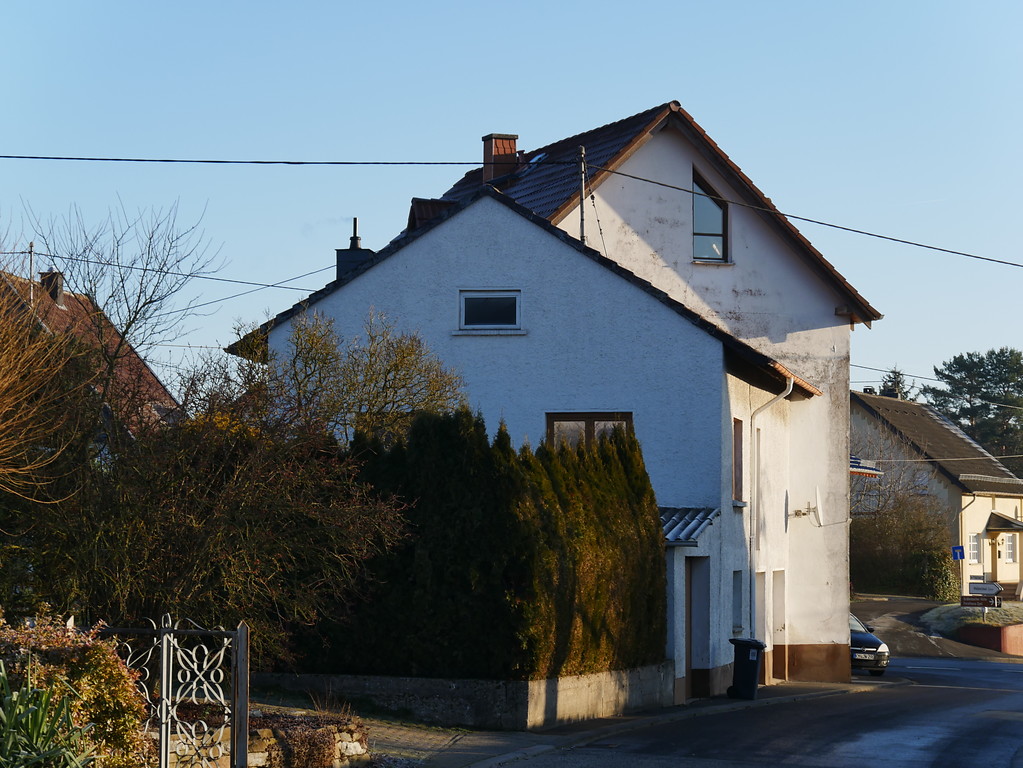 Westansicht des Wohnhauses in der Soonwaldstraße 2 in Dörrebach, im Vordergrund der westliche Anbau (2016).