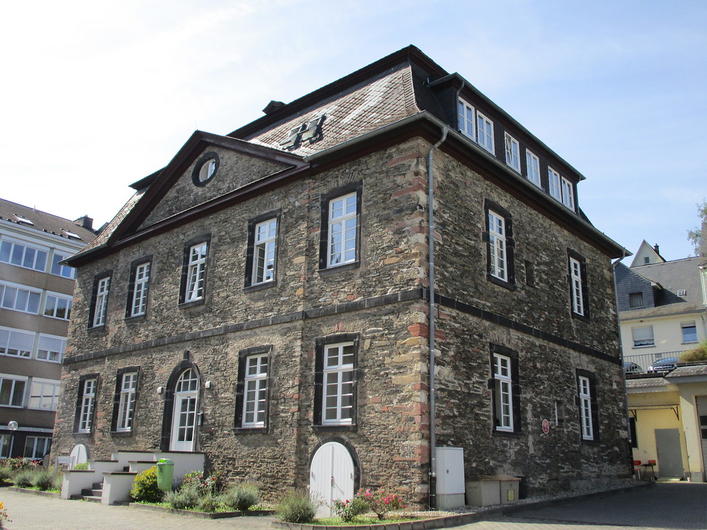 Von der Leyenscher Hof in Oberwesel (2016): Das zweigeschossige, heute unverputzte herrschaftliche Gebäude stammt aus dem ersten Drittel des 18. Jahrhunderts.