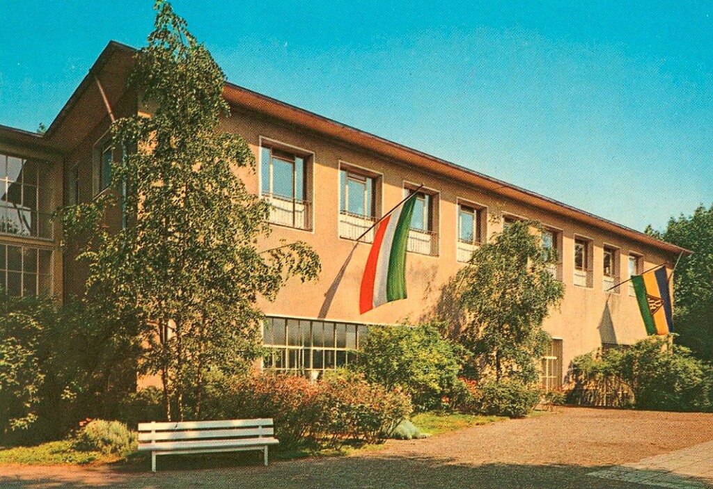 Das Hauptgebäude der Kölner Jugendherberge am Niederländer Ufer mit der Fahne des Herbergsverbands (nach 1968).