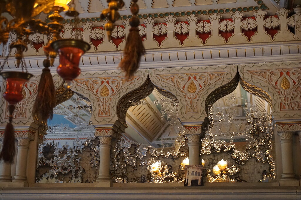 Detailaufnahme der Wandverzierungen im orientalischen Stil im Türkischen Saal des Herrenhauses Gienanth (2020).