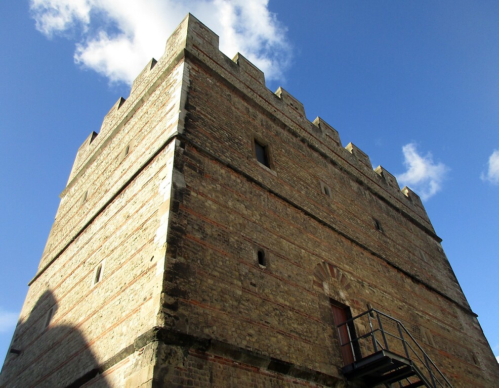 Blick aus südöstlicher Richtung auf den mittelalterlichen Wohnturm "Frankenturm" in Trier (2020).