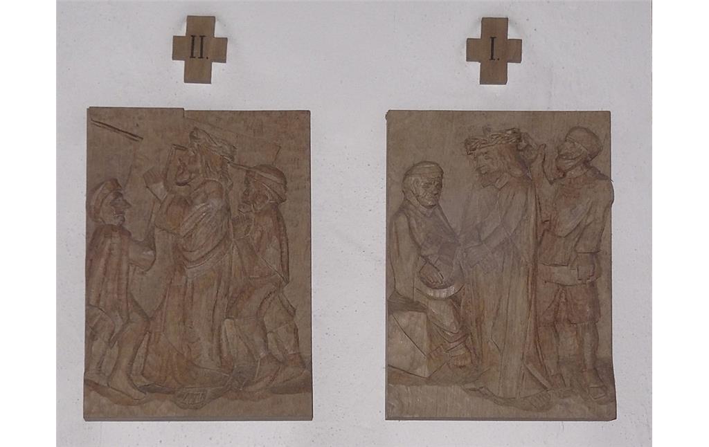 Kreuzwegszenen 1 und 2 des Bildschnitzers Josef Janssen von 1992 in der Kapelle Sankt Dionysius in Waldorf (2018).