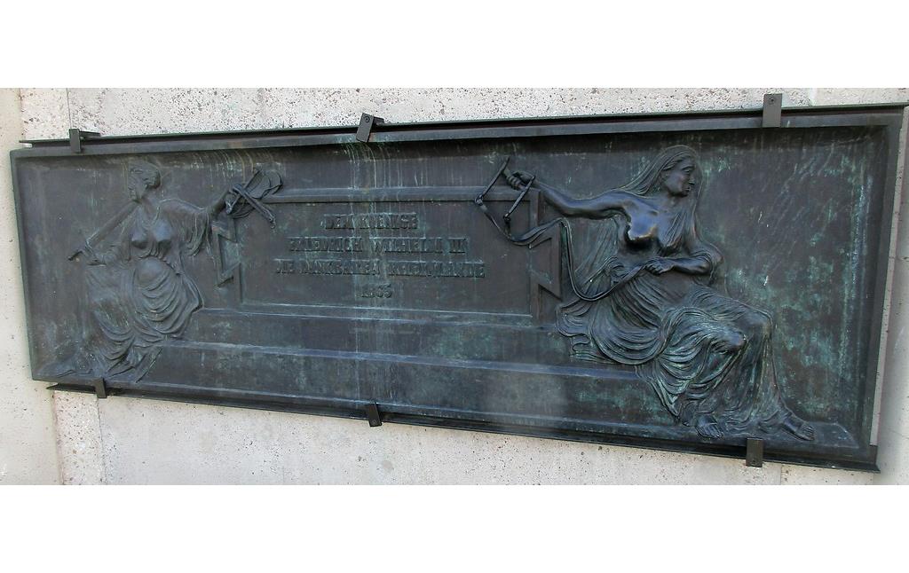 Bronzene Reliefplatte am Sockel des Reiterstandbilds auf dem Kölner Heumarkt mit der Inschrift "Dem Koenige Friedrich Wilhelm III die dankbaren Rheinlande 1865" (2018).