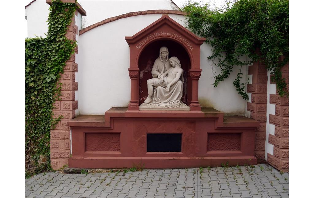 Frontansicht der Reste der ehemaligen Grabsätte der Familie Sonnet in Dörrebach (2016).