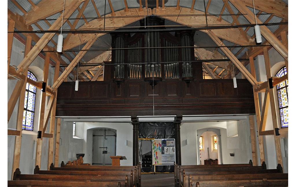 Innenraum der Versöhnungskirche in Buschhoven mit Orgelempore und Holzverkleidung zwecks Restaurierung (2016)
