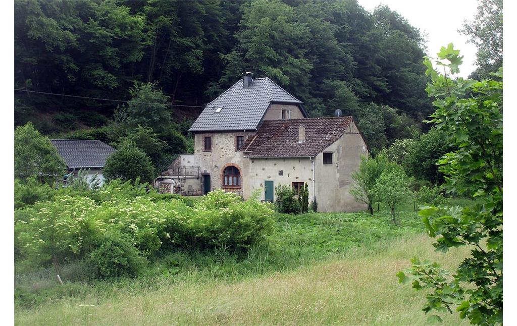 Mühlengebäude am Pönterbach auf der Route des Wanderwegs "Höhlen- und Schluchtensteig" bei Andernach-Kell (2020).