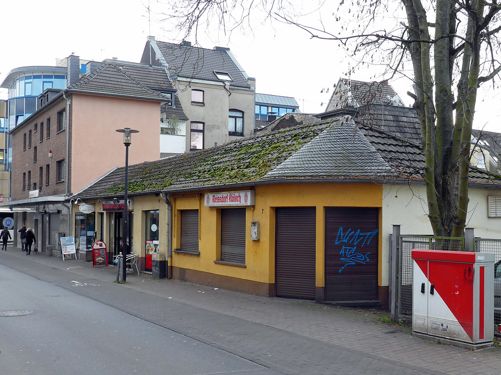 Die zuletzt als Kneipe geführte vormalige Milchbar in der Carl-Schurz-Straße in Brühl (unmittelbar nach ihrer Schließung im Januar 2018).