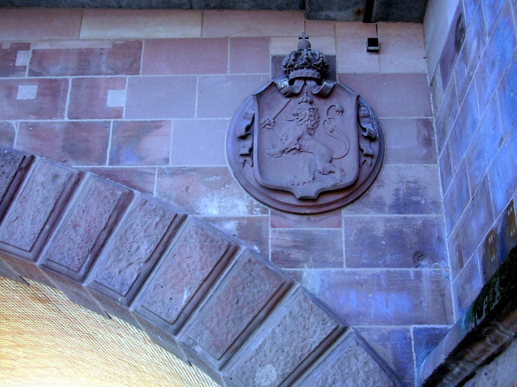 Einer der reliefierten Wappensteine mit hessischem Löwen an der an der Theodor-Heuss-Brücke Mainz-Wiesbaden (2015).
