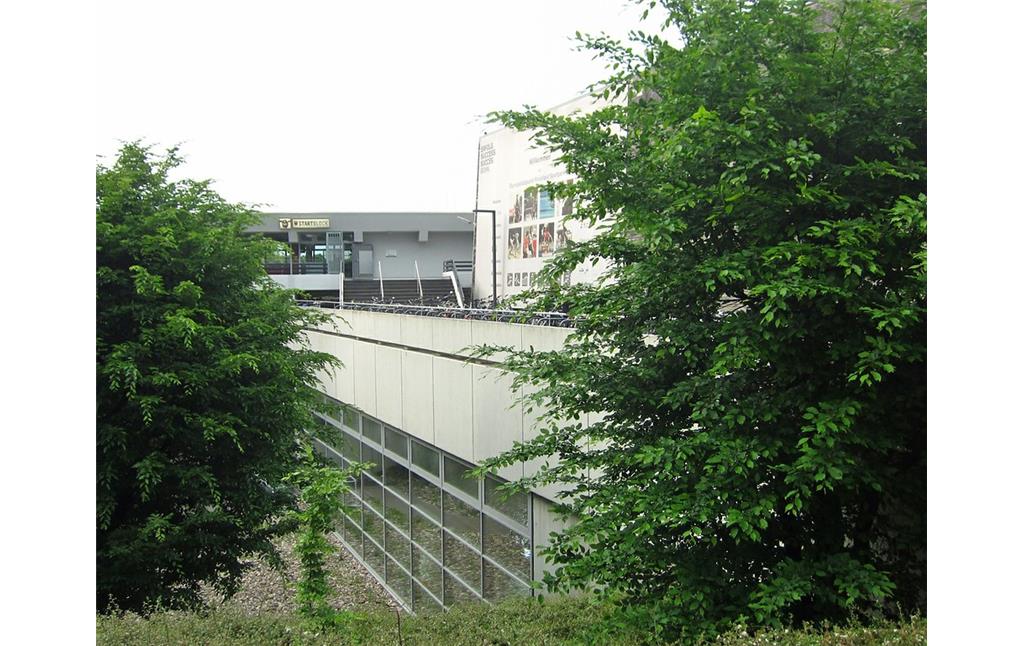 Das Sporthallenzentrum im Bonner Sportpark Nord von der Kölnstraße aus gesehen, im Hintergrund der Eingangsbereich (2014)