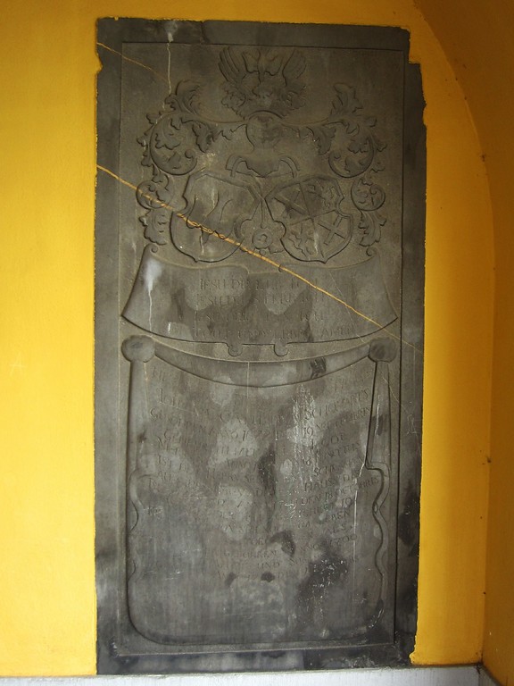Die rechte der beiden Grabplatten im Eingang zur evangelischen Kirche in Frechen (2013)