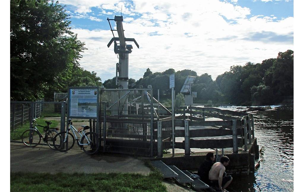 Das Siegwehr bei Sankt Augustin-Buisdorf, im Bild der Kran der Fischtreppe mit Kontrollstation für Wanderfische (2016).