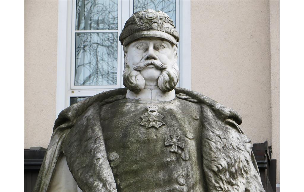 Nahaufnahme der Kaiserstatue von Wilhelm I. auf dem Bonner Kaiserplatz