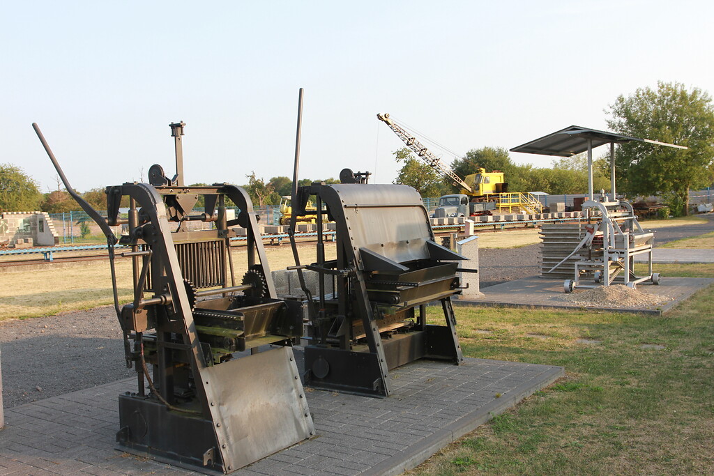 Historische Verarbeitungsmaschinen aus der Bimsindustrie auf dem Gelände des Deutschen Bimsmuseums in Kaltenengers (2020)