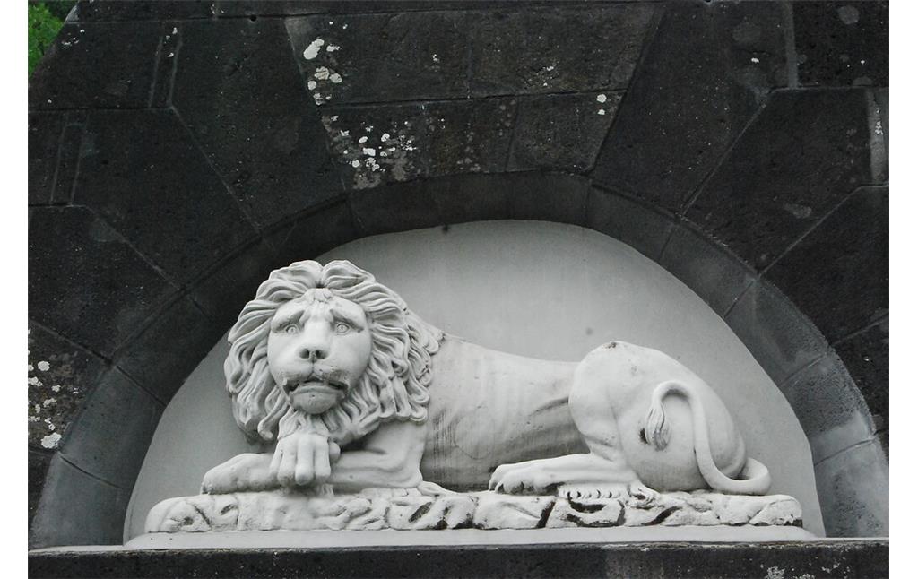 Löwenskulptur am Marceau-Denkmal auf dem Friedhof französischer Soldaten in Lützel (2020)