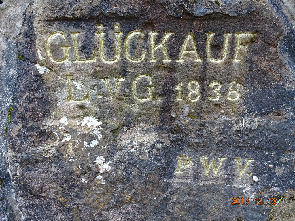 Ritterstein Nr. 9 Glückauf L. v. G. 1838 an der Eisenerzgrube St.-Anna-Stollen bei Nothweiler (2018)