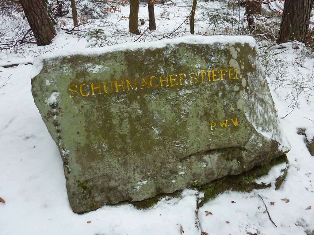 Ritterstein Nr. 86 Schuhmacherstiefel südöstlich von Helmbach (2013)