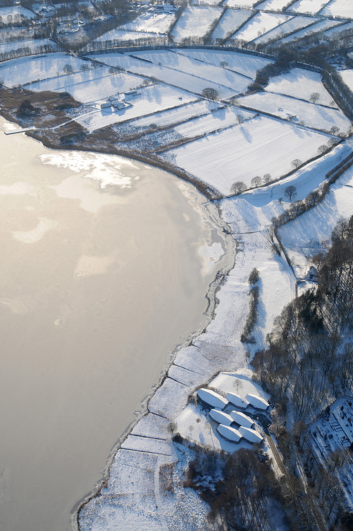 Luftbildaufnahme von Haithabu mit Halbkreiswall im Winter (2009)