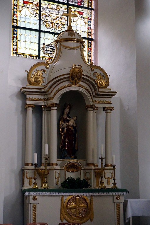 Seitenaltar in der Katholischen Pfarrkirche St. Peter in Zell (2015)