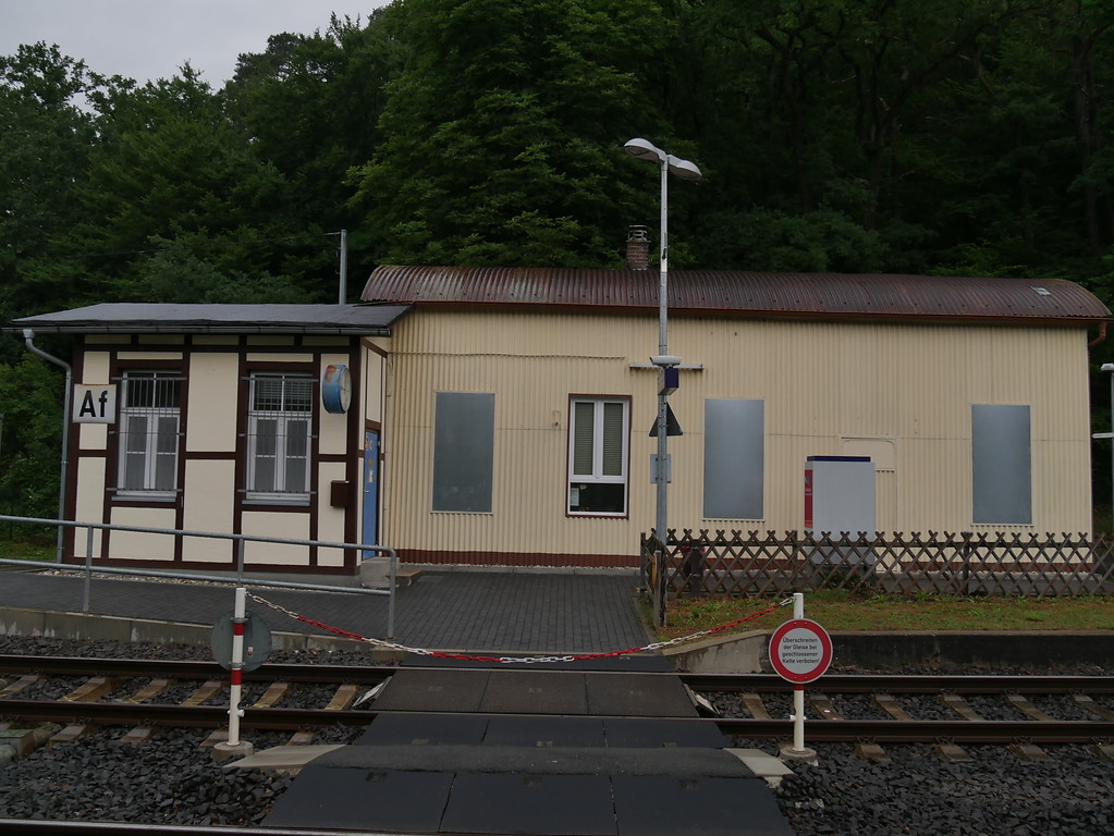 Dienstraum (links) und Wartesaal des Haltepunktes Arfurt (Lahn) bei Runkel-Arfurt (2017)