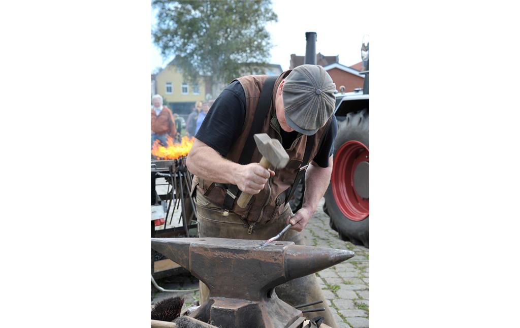 Schmiedearbeiten auf dem Bauernmarkt in Wilster (2015)