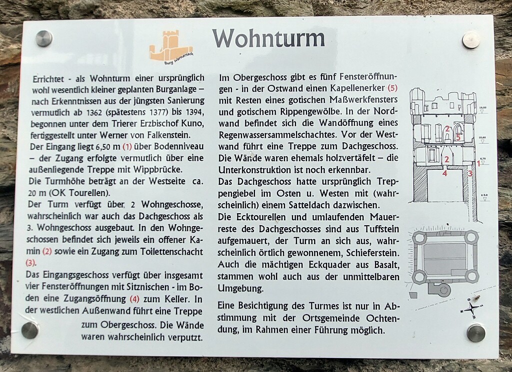 Informationstafel zum Wohnturm der Burgruine Wernerseck bei Ochtendung (2021).