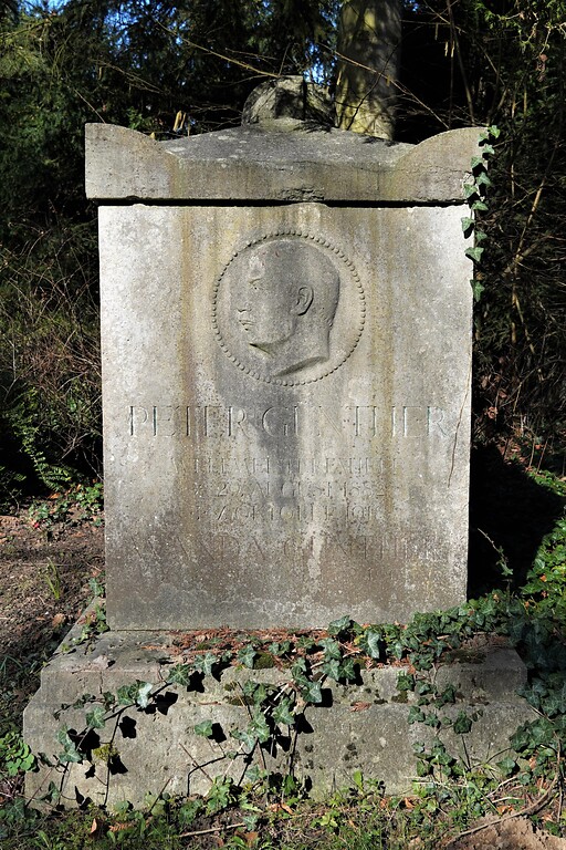 Grab des Radrennfahrers Peter Günther auf dem Kölner Südfriedhof in Köln-Zollstock mit Porträt und Grabinschrift (2023).