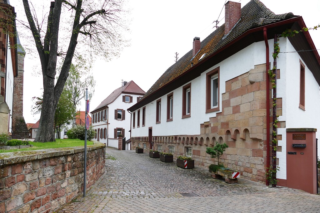 Im Vordergrund das ehemalige fürstbischöfliche Wachthaus, dahinter das barocke Pfarrhaus in Kirrweiler (2021)