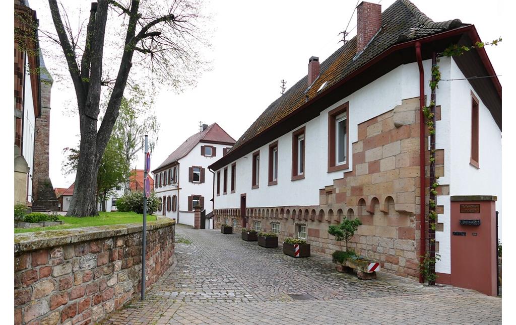 Im Vordergrund das ehemalige fürstbischöfliche Wachthaus, dahinter das barocke Pfarrhaus in Kirrweiler (2021)