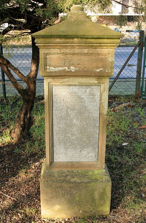 Ein Grabstein auf dem jüdischen Friedhof am Düvel in Giesenkirchen-Schelsen (2015).